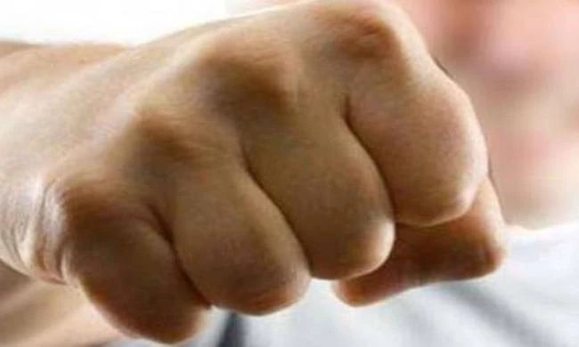 Άγριος ξυλοδαρμός εφοριακών σε σουβλατζίδικο! Πήδηξαν από το παράθυρο για να γλιτώσουν